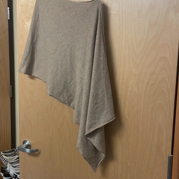 Lux Collexion luxury connected shall. Contains 30% cashmere. Very soft and warm. - Picture 2 of 11